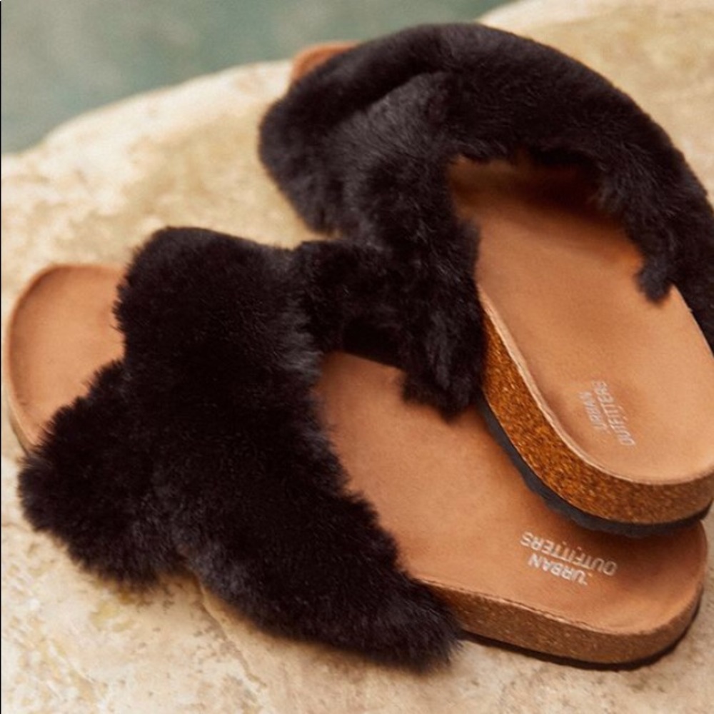 💣 UO Black Faux Fur Crossed Slides